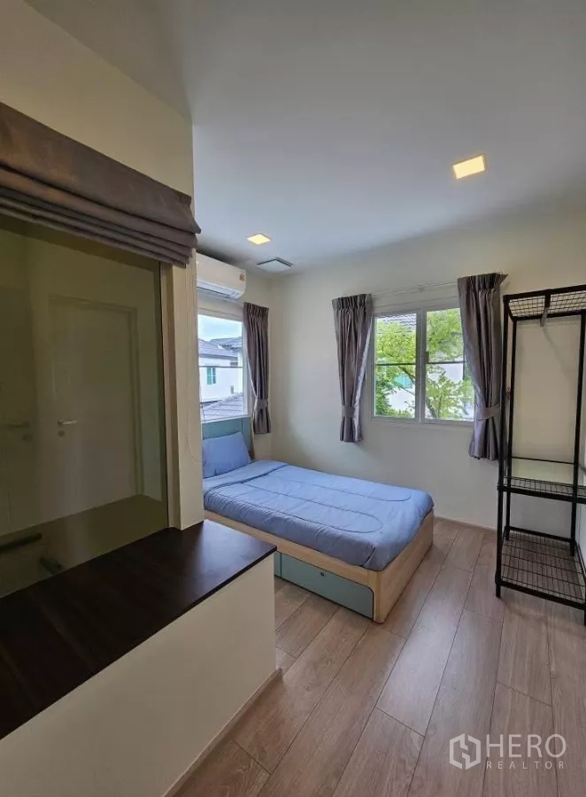 บ้าน ให้เช่าในBang Phli, Samut Prakan - ห้องนอนเตียงเดี่ยว โปร่งสว่าง มีหน้าต่าง เครื่องปรับอากาศ และราวแขวนเสื้อ