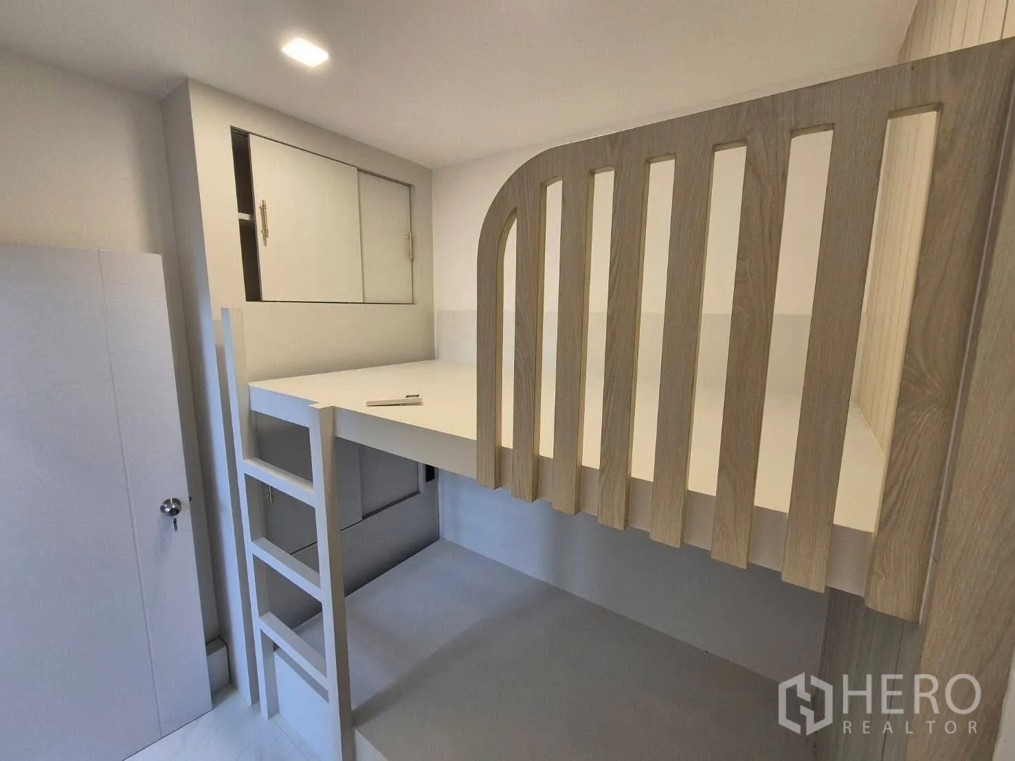 บ้าน ขายในBang Kruai, Nonthaburi - ห้องนอนขนาดกะทัดรัด พร้อมเตียงลอยบิวต์อิน บันได และตู้เก็บของ