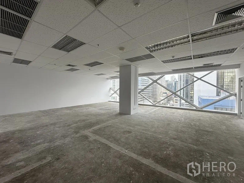 ออฟฟิศ for rent in Watthana, Bangkok - สำนักงานมองเห็นหน้าต่างขนาดใหญ่รับวิวใจกลางเมือง