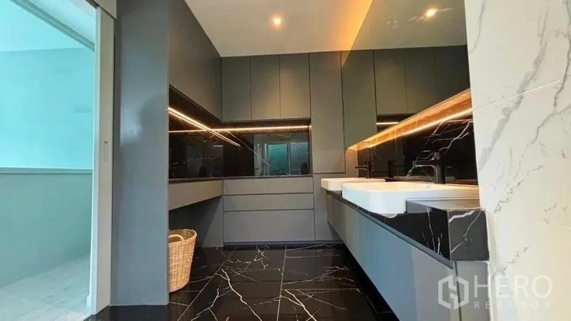 บ้าน ขายในPrawet, Bangkok - ห้องน้ำดับเบิลอ่างล้างหน้า ตู้บิลท์อินสีเทา และพื้นหินอ่อนดำ
