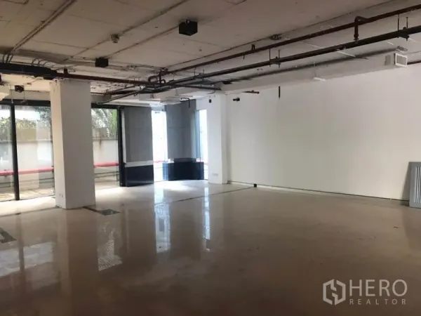 สำนักงาน ให้เช่าในWatthana, Bangkok - มุมสำนักงานกว้าง ผนังสีขาว เพดานเดินท่อ และผนังกระจกบานใหญ่