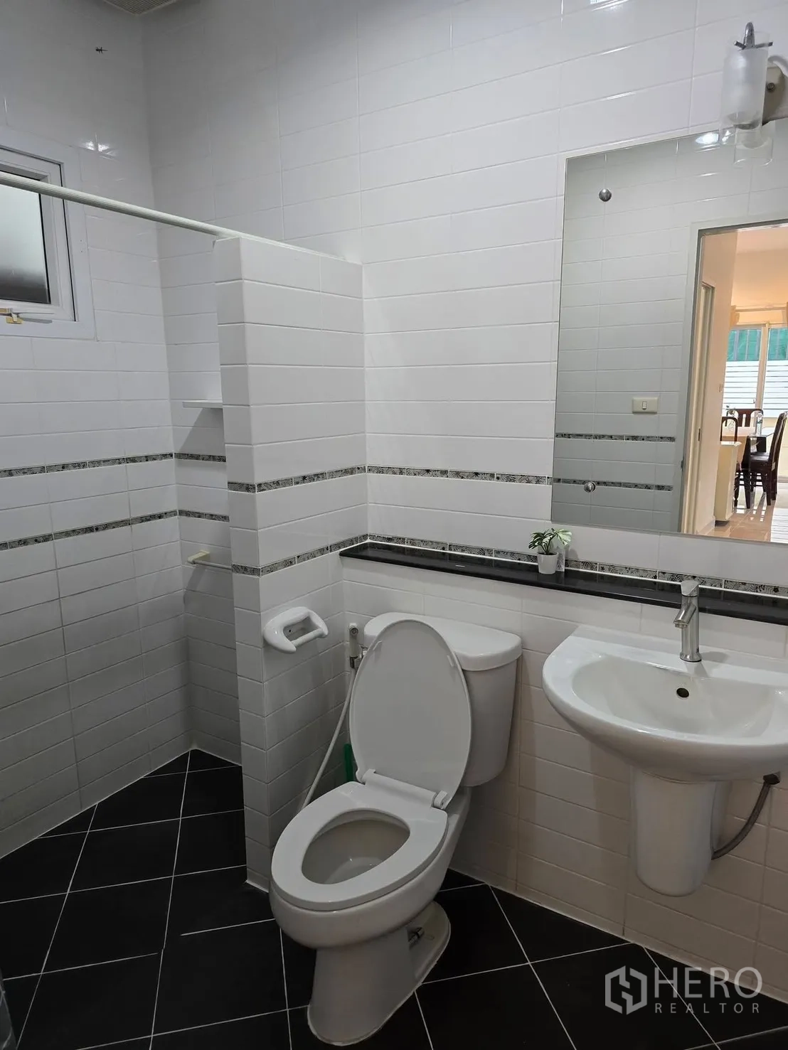 独栋房屋 for rent in Bang Phli, Samut Prakan - 浴室设马桶、洗手盆、镜子与淋浴区。