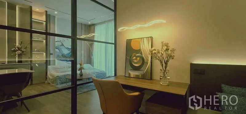 คอนโด ให้เช่า - มุมทำงานกั้นกระจกเชื่อมต่อห้องนอน แสงไฟบรรยากาศอบอุ่น