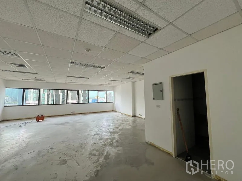 สำนักงาน ให้เช่าในWatthana, Bangkok - พื้นที่สำนักงานเปล่า แสงธรรมชาติทั่วถึง มีหน้าต่างยาวและประตูสู่ห้องเก็บของหรือแพนทรี พร้อมช่องระบายอากาศ.