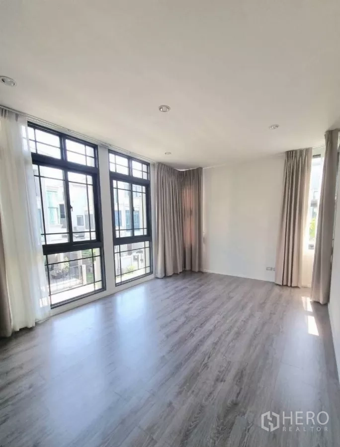 บ้าน ขายในPrawet, Bangkok - ห้องนั่งเล่นโปร่ง แสงธรรมชาติ หน้าต่างเต็มผนัง และพื้นไม้ลามิเนต