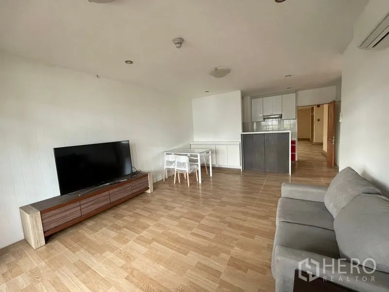 คอนโด ให้เช่าในWatthana, Bangkok - ห้องนั่งเล่นกว้างเชื่อมครัวบิวท์อินพร้อมตู้เก็บของ