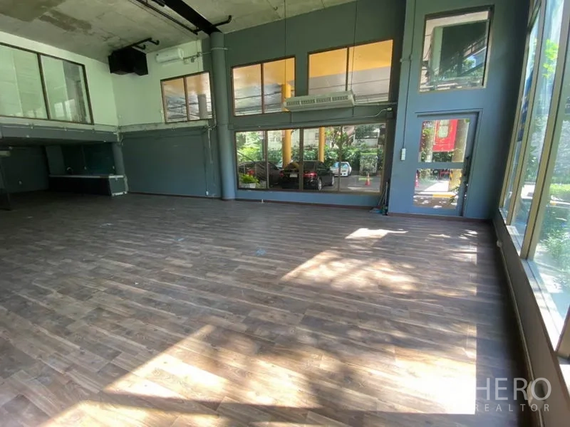 พื้นที่ขายปลีก ให้เช่าในWatthana, Bangkok - โซนโชว์รูมสว่างพร้อมกระจกหน้าอาคารกว้างและประตูทางเข้า