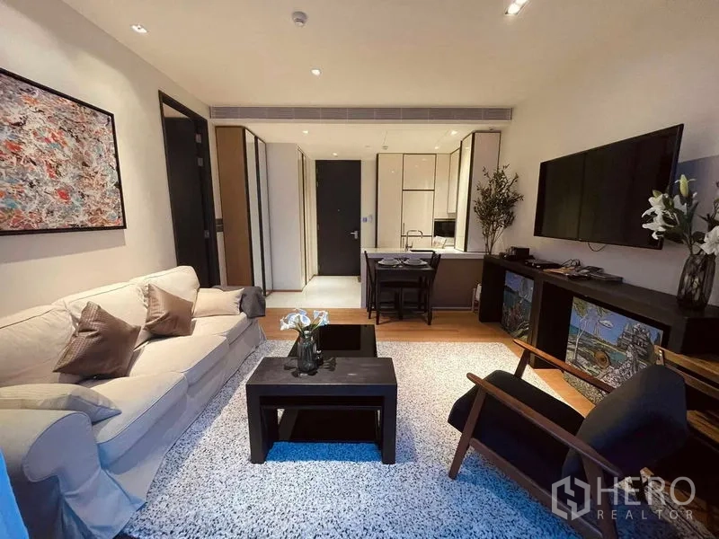 คอนโด ให้เช่าในKhlong Toei, Bangkok - ห้องนั่งเล่นสไตล์โมเดิร์น โซฟา ผนังทีวี โต๊ะกลาง พรม และมุมทานอาหาร