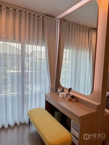 独立式住宅 出售 - 更衣区设梳妆台与大镜子，纱帘通向阳台