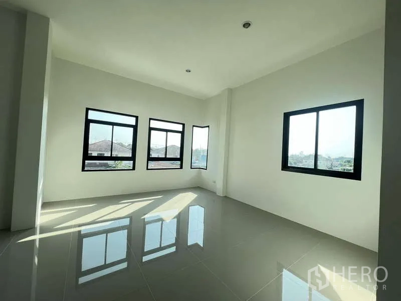 คลังสินค้า ให้เช่าหรือขาย - ห้องมุมสำนักงาน มีหน้าต่างหลายบาน พื้นกระเบื้องเงางาม รับแสงธรรมชาติ