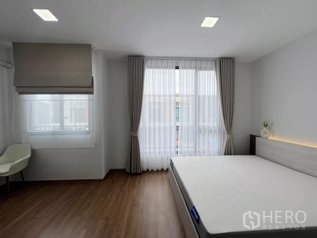 ทาวน์เฮาส์ ให้เช่าในBang Phli, Samut Prakan - มุมห้องนอนกว้าง เตียงนอนพร้อมหน้าต่างสองด้าน