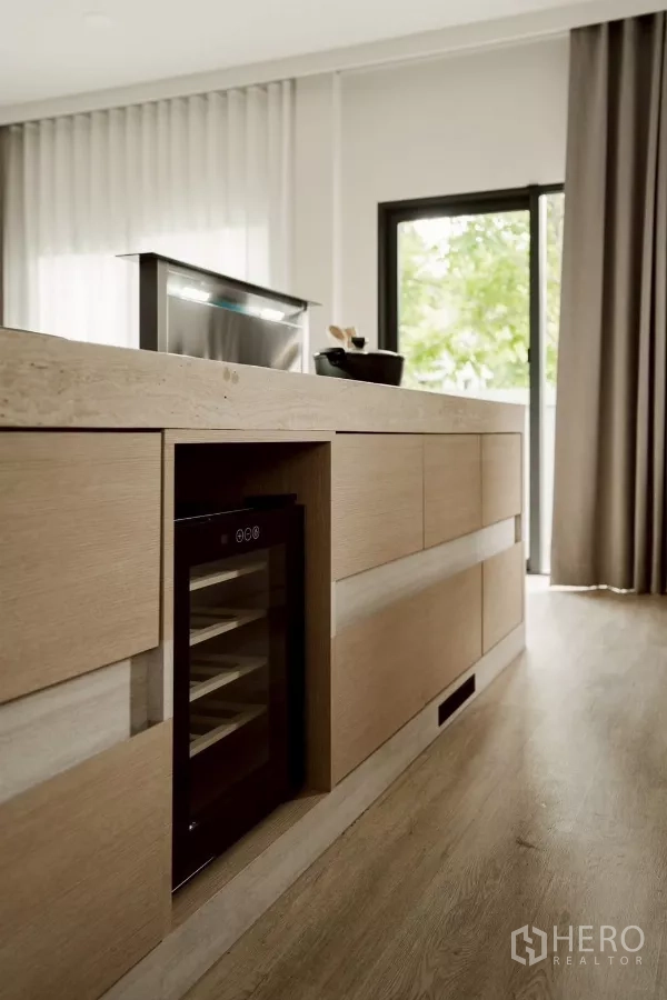 Detached House for rent in Bang Phli, Samut Prakan - Built-in wine cooler within the kitchen island cabinetry