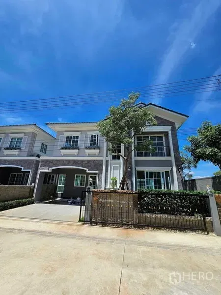 Detached House for rent in Thanyaburi, Pathum Thani - Two-storey detached house exterior with gated driveway and balcony in Thanyaburi, Pathum Thani
