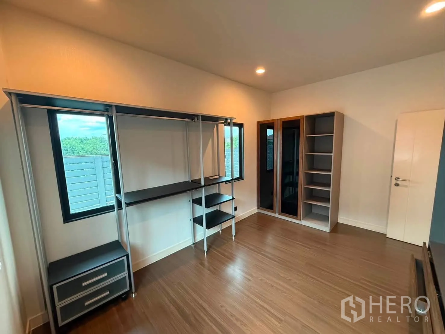 独栋房屋 for rent in Bang Kapi, Bangkok - 开放式衣柜系统，窗户引入自然采光。