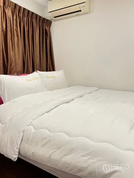 คอนโด ให้เช่าในRatchathewi, Bangkok - ห้องนอนที่สอง เตียงผ้าปูสีขาว เครื่องปรับอากาศ และผ้าม่านทึบ