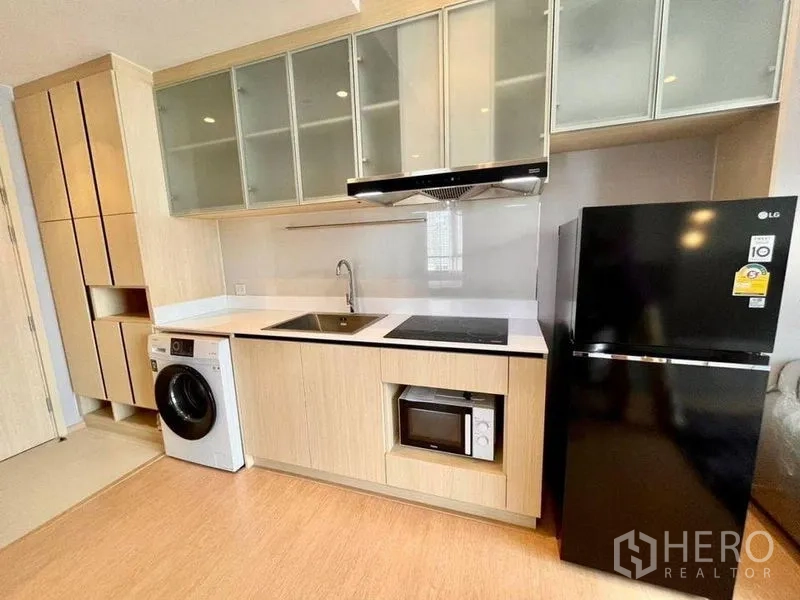 คอนโด ให้เช่าหรือขายในWatthana, Bangkok - ครัวบิวท์อินพร้อมเตา เครื่องดูดควัน ไมโครเวฟ ตู้เย็น และเครื่องซักผ้า