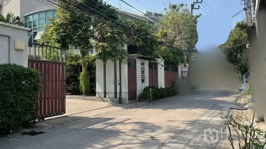 คลังสินค้า ขายในBangkok Yai, Bangkok - ทางเข้าโกดังพร้อมรั้วประตู บนซอยเงียบสงบในย่านบางกอกใหญ่ รายล้อมด้วยต้นไม้