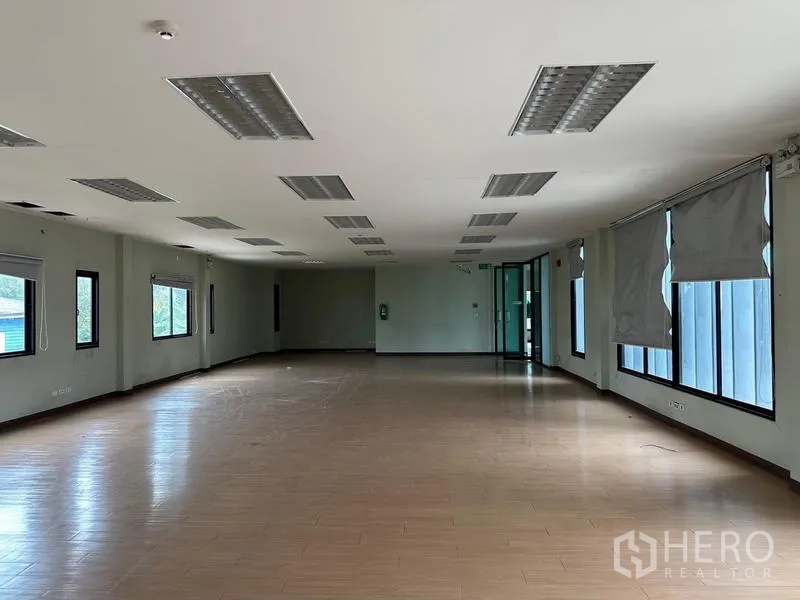 货栈 出租在Prawet, Bangkok - 超大开放式办公楼层，吊顶灯与多扇窗