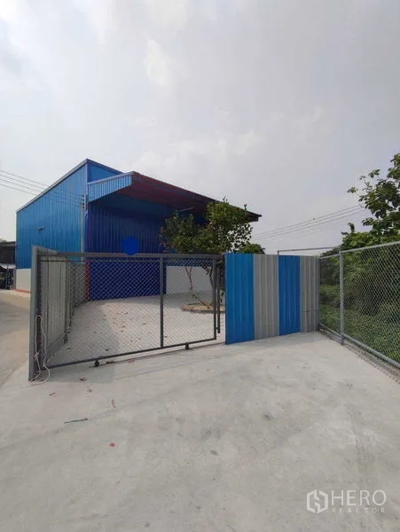 คลังสินค้า ให้เช่าในPak Kret, Nonthaburi - ประตูรั้วตาข่ายลวด หน้าลานจอดรถและทางเข้าโกดัง