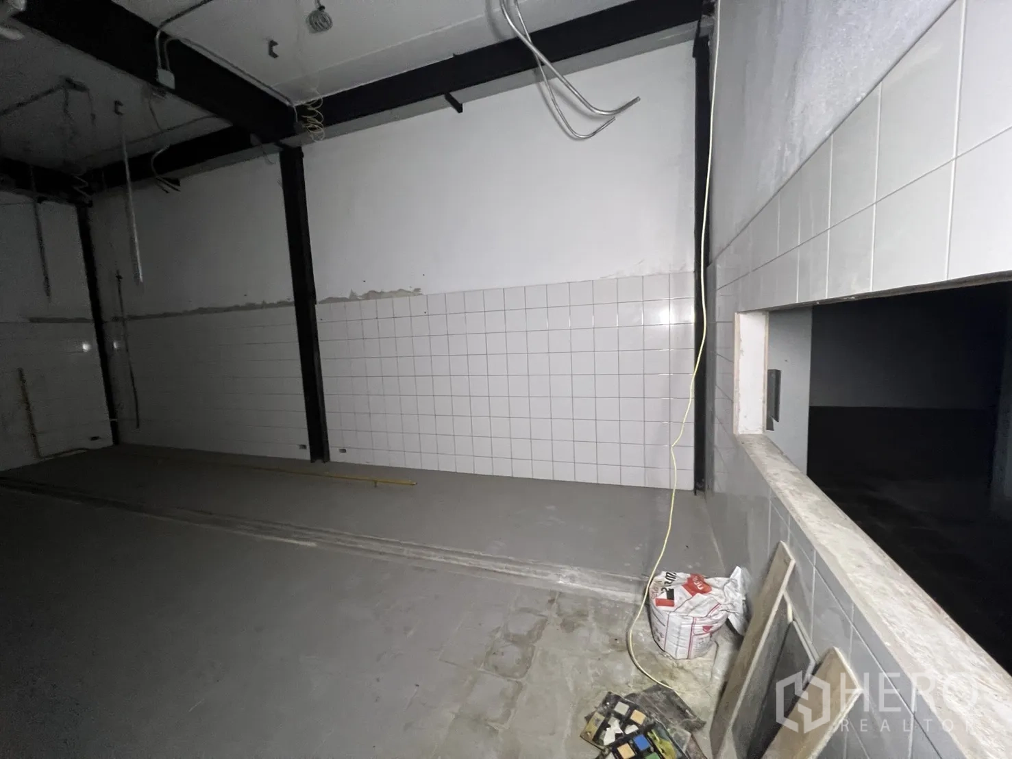 พื้นที่ขายปลีก ให้เช่าในWatthana, Bangkok - ผนังกระจกด้านหลังและทางเดินด้านข้าง มีต้นไม้ใหญ่และรั้ว