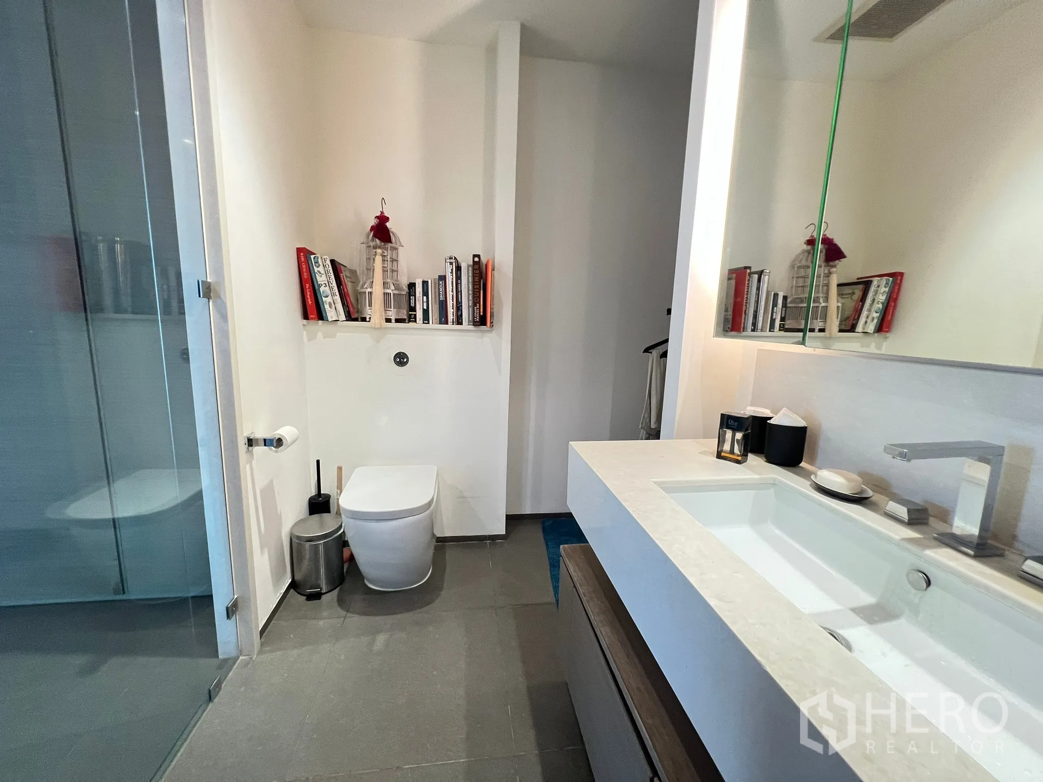 คอนโด ขายในKhlong San, Bangkok - ห้องน้ำเคาน์เตอร์อ่างกว้าง พาร์ทิชันกระจก และชั้นวางหนังสือในผนัง