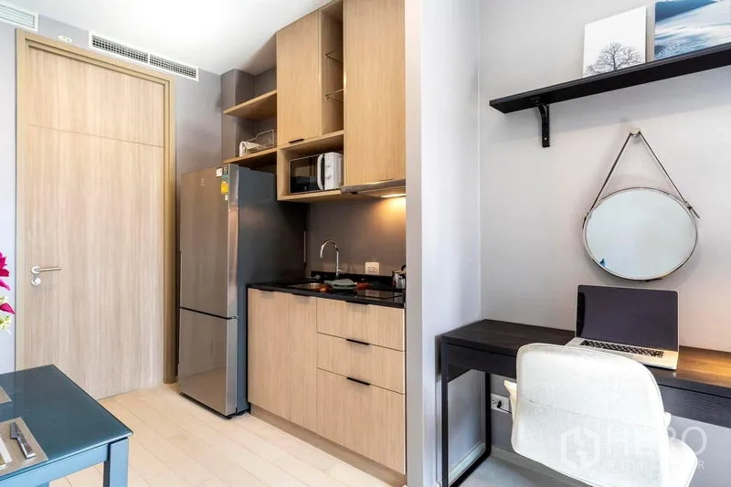 คอนโด ให้เช่าในPathum Wan, Bangkok - ภาพระยะใกล้ของแพนทรี่ครัวพร้อมตู้เย็น ไมโครเวฟ ชั้นลอย และโต๊ะทำงานติดกัน