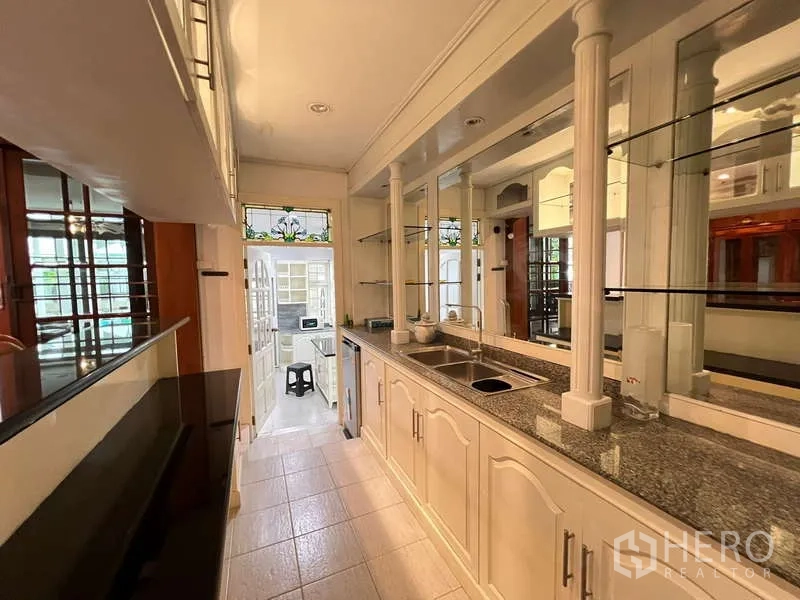 Detached House for rent in Chatuchak, Bangkok - Pantry bar with granite countertop, sink and mirrored shelving.