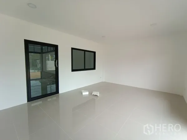 คลังสินค้า ให้เช่าหรือขายในBang Yai, Nonthaburi - ออฟฟิศชั้นล่างสว่าง ผนังสีขาว กระเบื้องเงา ประตูและหน้าต่างกระจกกรอบอลูมิเนียมสีดำ