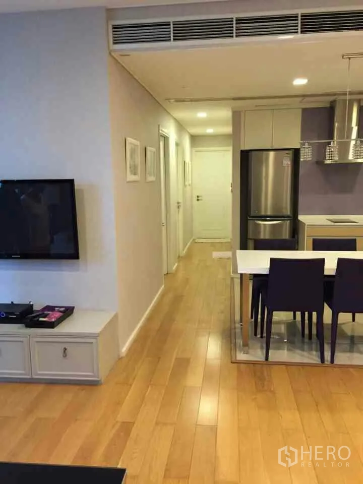 คอนโด ให้เช่าหรือขายในWatthana, Bangkok - พื้นที่นั่งเล่น ทานอาหาร และครัวแบบเปิด พื้นไม้ โคมไฟแขวน ตู้เย็นสเตนเลส ใกล้ BTS อโศก