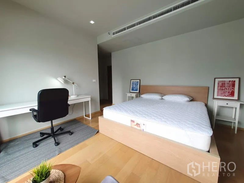 公寓 出租在Ratchathewi, Bangkok - 明亮卧室，配有大床、书桌与浅色木地板。