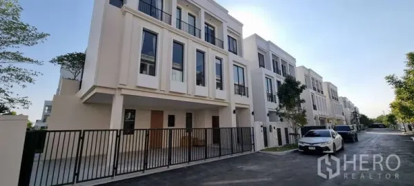 บ้าน ให้เช่าในLat Krabang, Bangkok - แนวบ้านสามชั้นสไตล์โมเดิร์นพร้อมรั้วและที่จอดรถ บนซอยส่วนตัวเงียบสงบในลาดกระบัง