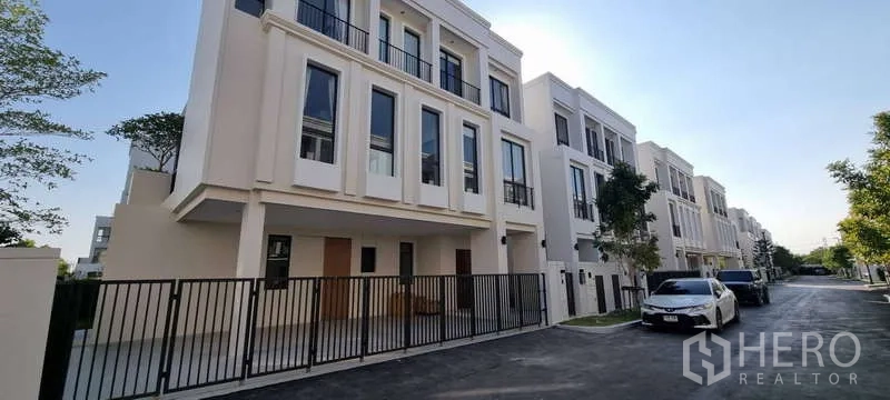 บ้าน ให้เช่าในLat Krabang, Bangkok - แนวบ้านสามชั้นสไตล์โมเดิร์นพร้อมรั้วและที่จอดรถ บนซอยส่วนตัวเงียบสงบในลาดกระบัง