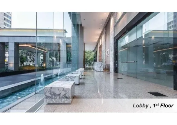 办公空间 出租在Pathum Wan, Bangkok - 一层大堂，通高玻璃幕墙、大理石座椅与线性水景。
