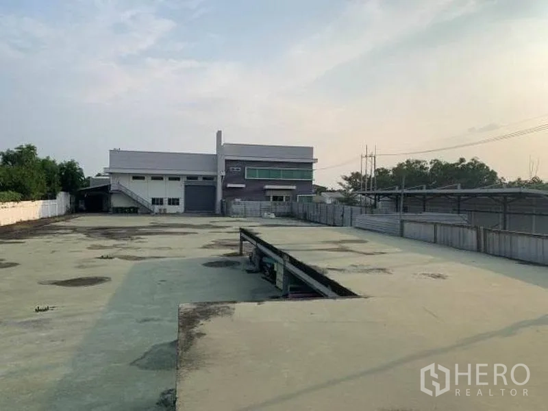 工厂 出租或出售在Wang Noi, Phra Nakhon Si Ayutthaya - 宽阔的混凝土院场通向带办公室的现代化厂房。