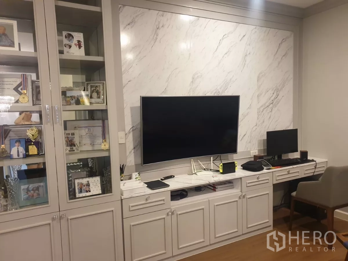 บ้าน ให้เช่าหรือขายในPrawet, Bangkok - ตู้โชว์และชั้นวางทีวีบิลท์อิน ผนังลายหินอ่อนในห้องอเนกประสงค์