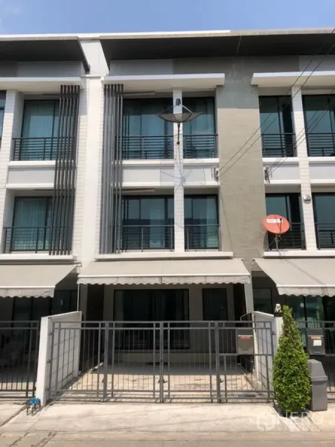 联排别墅 出租在Wang Thonglang, Bangkok - 三层现代联排别墅外立面，带大门车库与遮阳篷，位于旺通朗区。