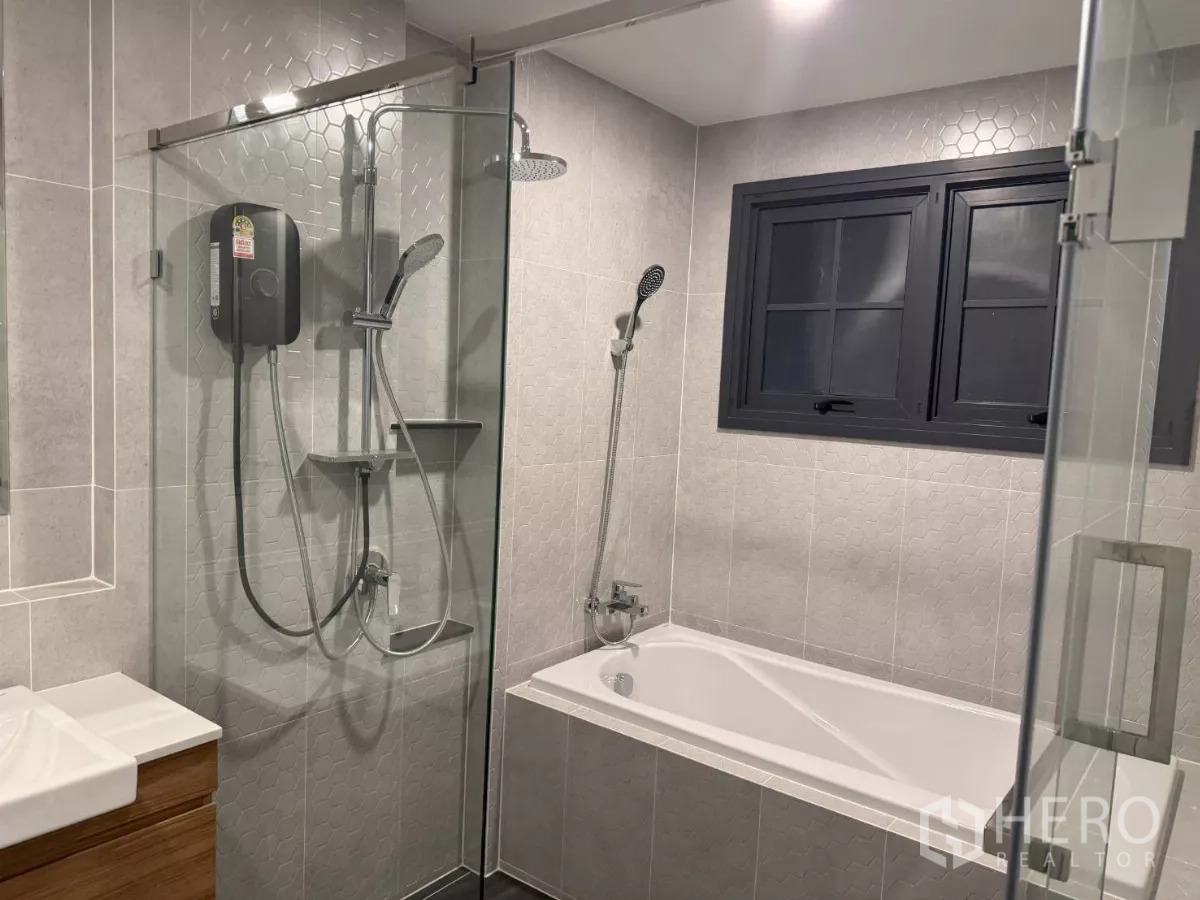 独立式住宅 出租在Bang Phli, Samut Prakan - 现代卫浴，设浴缸、玻璃干湿分离淋浴与雨淋花洒，灰色瓷砖。