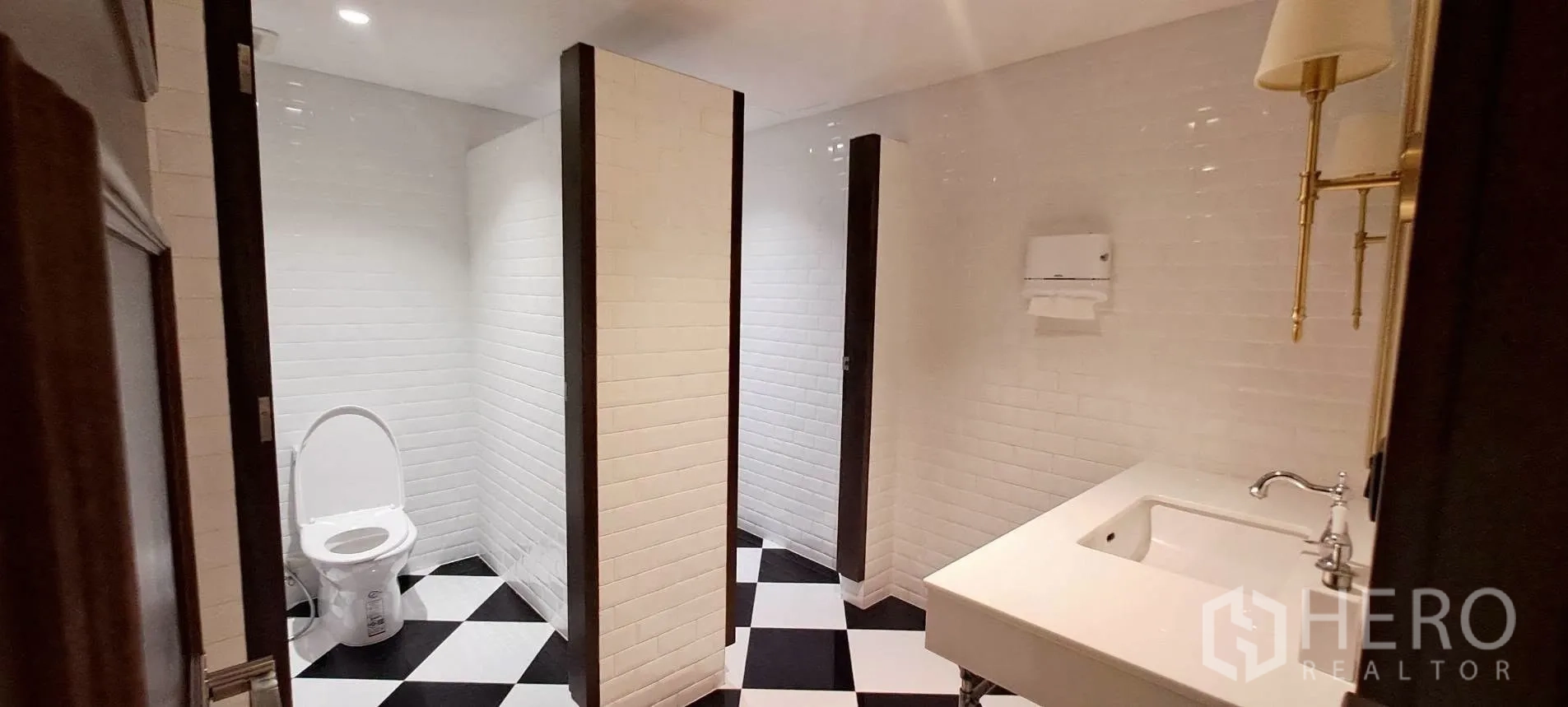 家庭办公室 for rent in Lat Phrao, Bangkok - 白色地铁砖多隔间卫生间与棋盘格地面。