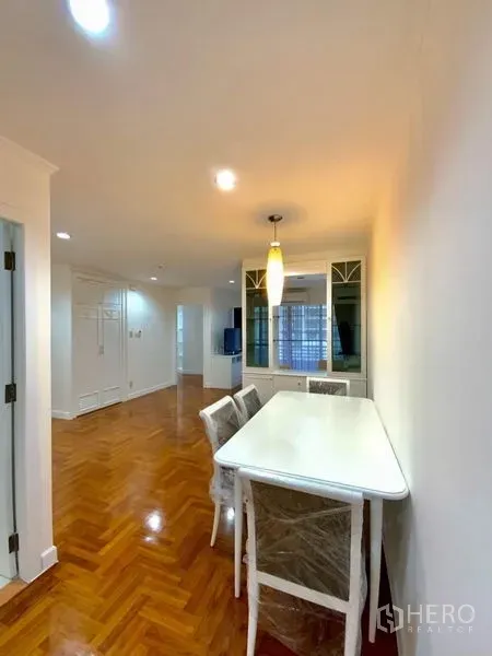 คอนโด ให้เช่าในWatthana, Bangkok - โต๊ะทานอาหาร 4 ที่นั่งริมโถงทางเดินสว่าง ตู้โชว์กระจกและไฟดาวน์ไลท์