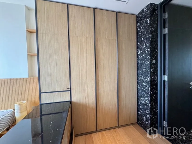 คอนโด ให้เช่า - ตู้เสื้อผ้าบิลท์อินลายไม้ พร้อมกรอบหินสีดำในโซนแต่งตัว