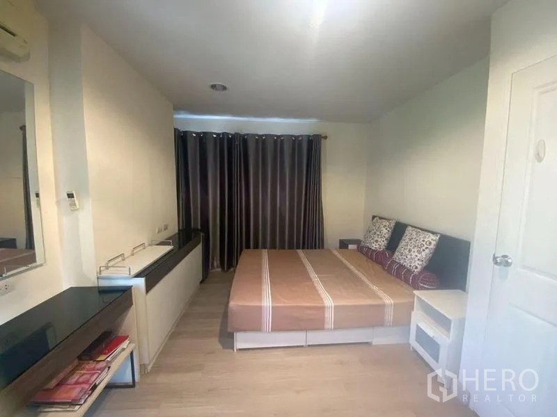 คอนโด ขายในPhra Khanong, Bangkok - ห้องนอนหลักกว้าง เตียงควีน โต๊ะข้าง เตียง และตู้เก็บของบิวต์อิน