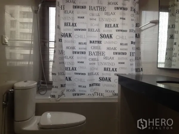 คอนโด ให้เช่าในWatthana, Bangkok - ห้องน้ำสมัยใหม่มีอ่างอาบน้ำพร้อมฝักบัว โถสุขภัณฑ์ และเคาน์เตอร์อ่างล้างหน้าใหญ่