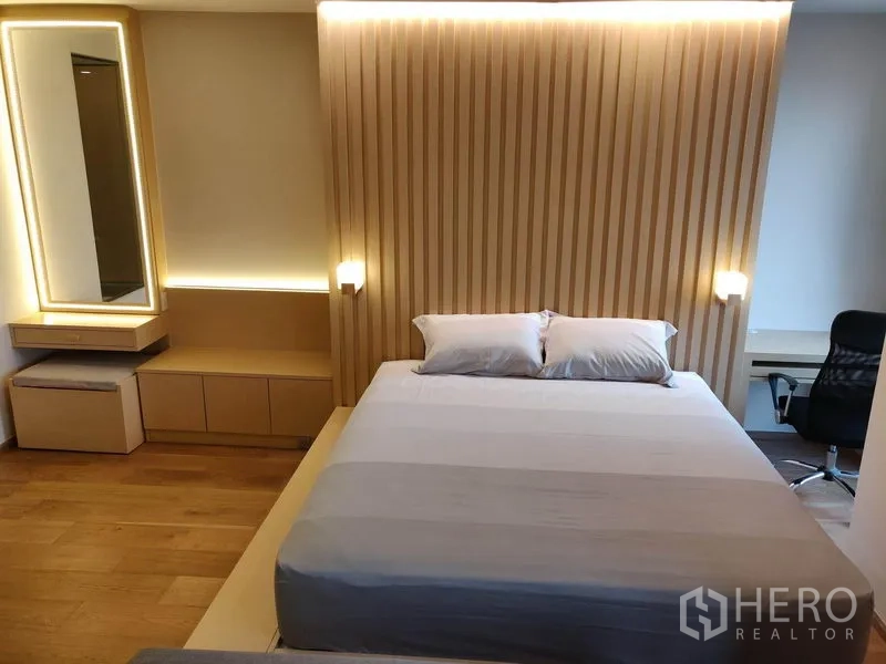 คอนโด ให้เช่าในRatchathewi, Bangkok - ห้องนอนเตียงยกพื้น ผนังลายซี่ไม้ ไฟซ่อนให้แสงอบอุ่น