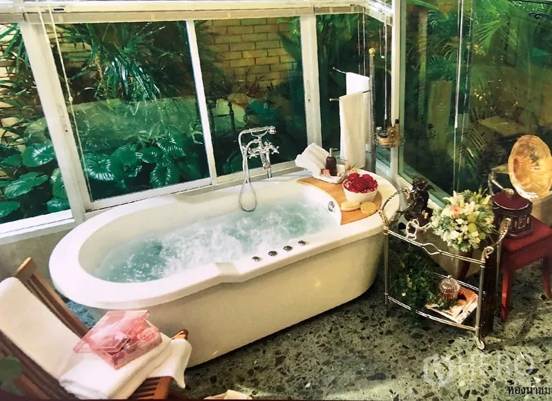 บ้าน ให้เช่าหรือขายในBang Na, Bangkok - ห้องน้ำวิวสวนพร้อมอ่างอาบน้ำจากุซซี่ข้างกระจกบานใหญ่