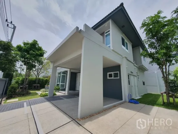 บ้าน ให้เช่าในPrawet, Bangkok - โรงจอดรถในร่มสำหรับ 2 คันและด้านข้างตัวบ้านสไตล์โมเดิร์น.