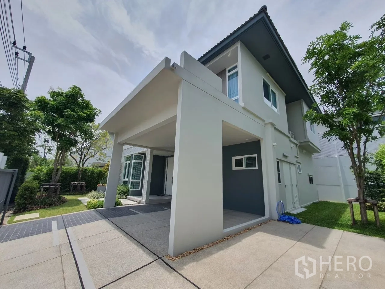 บ้าน ให้เช่าในPrawet, Bangkok - โรงจอดรถในร่มสำหรับ 2 คันและด้านข้างตัวบ้านสไตล์โมเดิร์น.