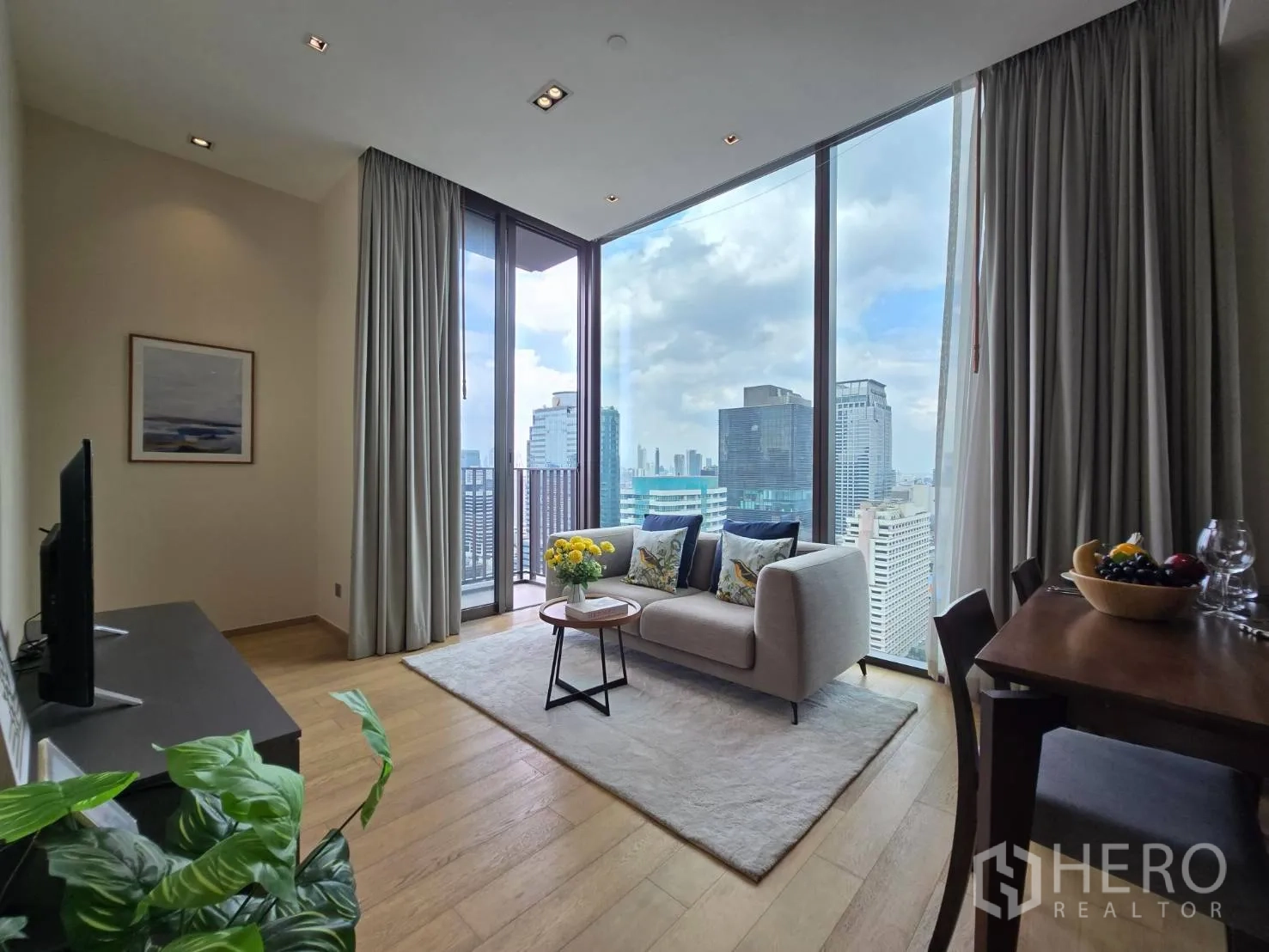 คอนโด for rent in Pathum Wan, Bangkok - ห้องนั่งเล่นและรับประทานอาหารสว่างด้วยหน้าต่างสูง ชมวิวเมือง