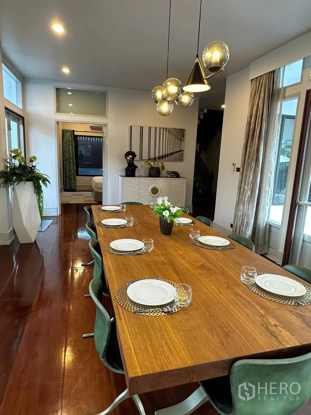 บ้านเดี่ยว for rent in Watthana, Bangkok - โต๊ะอาหารยาวจัดจานพร้อมโคมไฟแขวน