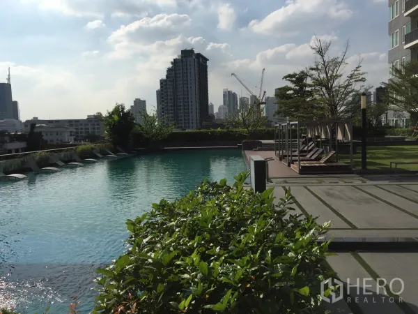คอนโด ให้เช่าในKhlong Toei, Bangkok - สระว่ายน้ำสไตล์รีสอร์ทพร้อมเตียงอาบแดด พื้นที่จัดสวน และวิวสกายไลน์กรุงเทพฯ