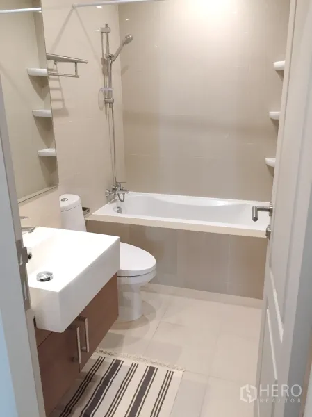 公寓 出租在Bangkok - 现代化浴室，配浴缸、手持花洒、洗手台和坐便器